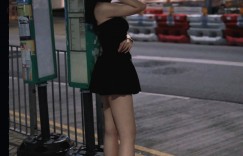【沙巴娱乐】太美了！余霜香港街边拍照：大白腿回眸一笑超有感觉
